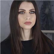 studentessa offre lezioni di design della moda